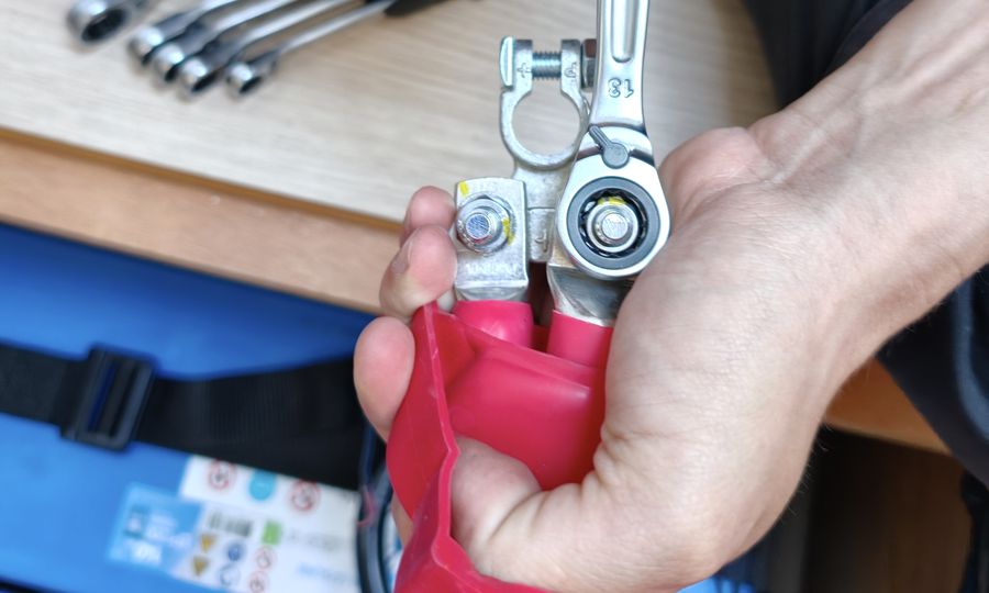 Elektrik und Energie an Bord — Batterien, Landstrom, Solar